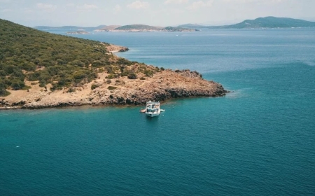 Hafta Sonu Kaçamağı İçin Saklı Cennet: Ege’nin Masmavi Suları ve Huzur Dolu Büyük İlyosta Adası