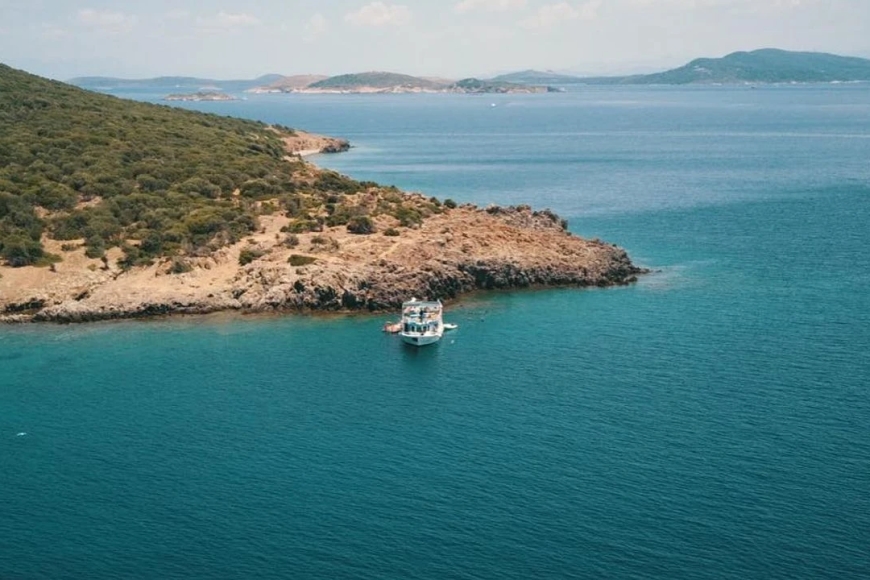Hafta Sonu Kaçamağı İçin Saklı Cennet: Ege’nin Masmavi Suları ve Huzur Dolu Büyük İlyosta Adası