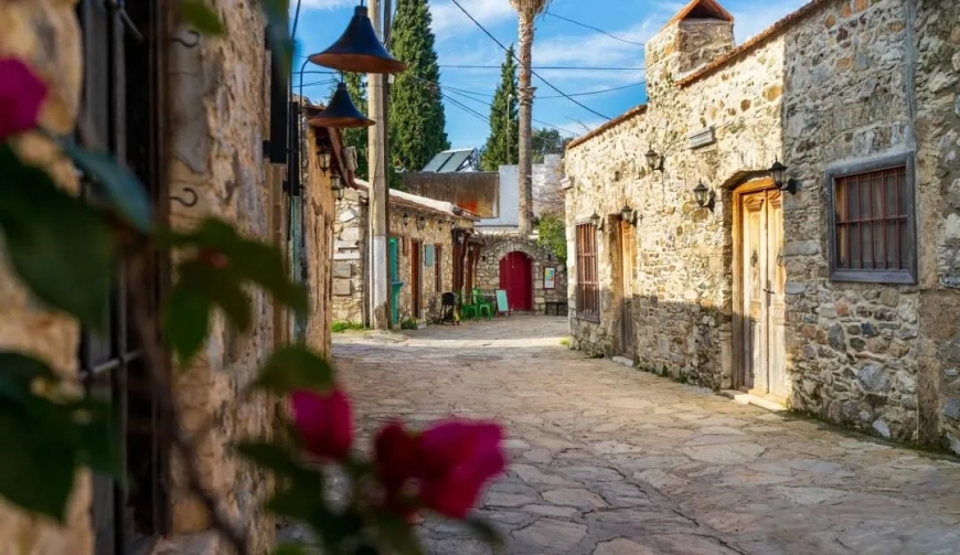 Alaçatı Havası Yarı Fiyatına! Eski Datça’nın Taş Evleri ve Dut Gölgesindeki Huzur
